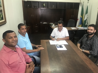 Prefeito de Catas Altas, José Alves Parreira, assinando o contrato