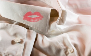 Dica fÃƒÆ’Ã‚Â¡cil e simples para tirar mancha de batom da roupa (Foto: Shutterstock)