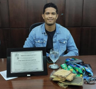 John levou algumas medalhas de sua carreira para a Câmara