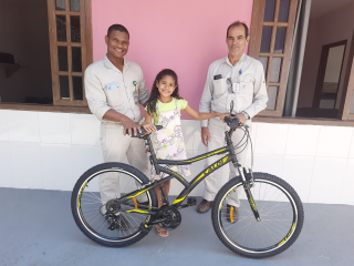 A pequena Sarah ganhou uma bicicleta por ter feito o melhor desenho