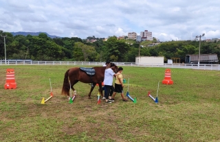 Crianças participaram de demonstração com o cavalo Futuro - Foto: Daniel Cota )Acom/PMSGRA)