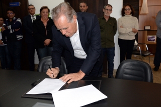 Prefeito de São Gonçalo Nozinho assina Termo de Cessão - Foto: Daniel Cota/Acom PMSGRA