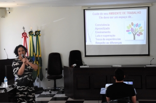A psicóloga e neurocientista Gizele Almeida ministrou a apresentação sobre motivação no trabalho