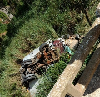 VeÃ­culos despencaram da ponte e ficaram presos sob o caminhÃ£o. (ReproduÃ§Ã£o WhatsApp)