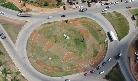 Retirada de postes de ilumina&ccedil;&atilde;o marca avan&ccedil;o das obras da Nova 381 no trevo do Cruzeiro Celeste(Foto: AcomPMJM)
