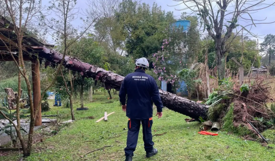 Sul, Sudeste e Centro-Oeste t&ecirc;m alerta para tempestades e vendavais(Foto: Divulga��o/Defesa Civil POA )