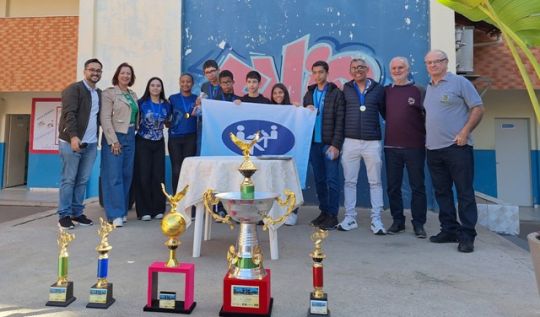 Emip celebra volta &agrave;s aulas com homenagem a alunos campe&otilde;es mundiais no Canad&aacute;(Foto: AcomPMJM)